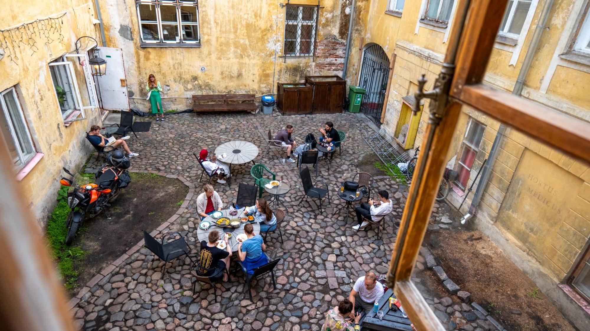 The Monks Bunk Hostel & Bar Талин Екстериор снимка